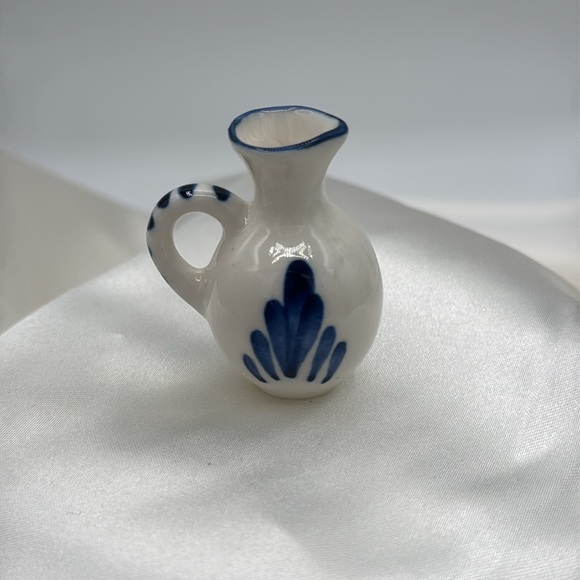 Delft | Art | Delft Blue Miniature Motif Cat W Banjo And Delft Pitcher ...